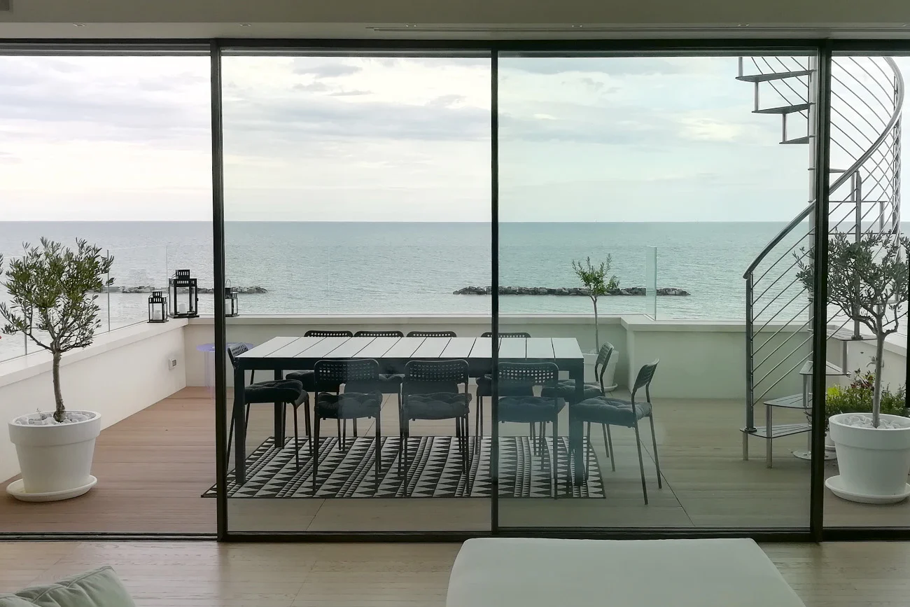 Abitazione privata infissi scorrevoli panoramici vista mare trasparenza