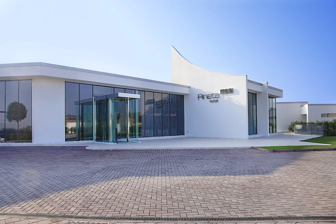 Hôtel Pineta Monsano Schüco structure acier-façade