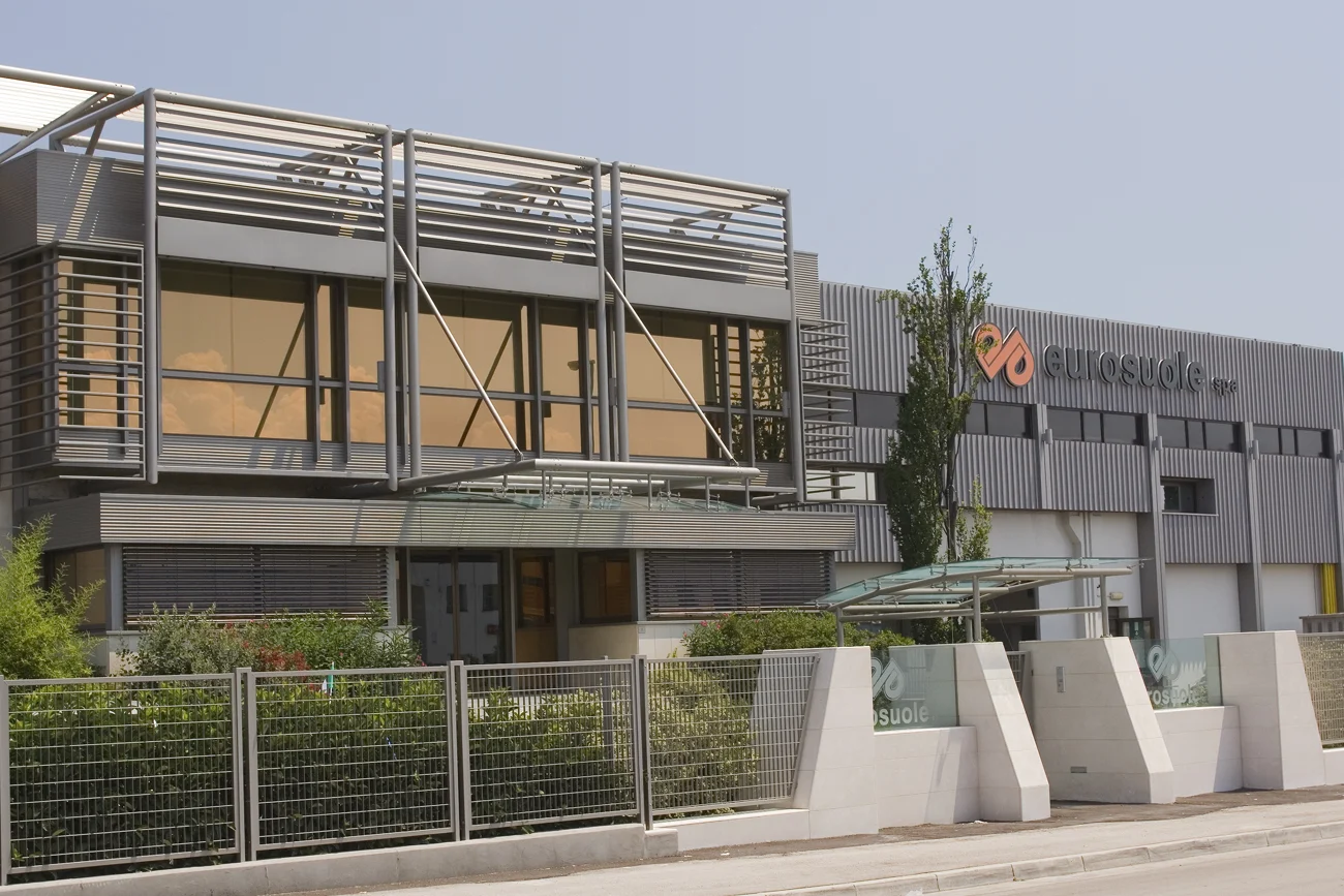 Eurosuole Civitanova Marche strutture in ferro e frangisole facciata